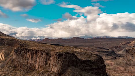 nubes ondulantes sobre un paisaje desértico escarpado - lapso de tiempo