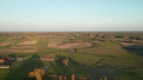 Aéreo:-Paisaje-Natural-Con-Llanuras-Verdes-Y-Bosques-Con-Cielo-De-Fondo