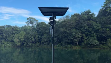 Cámaras-De-Vigilancia-De-Paneles-Solares-En-El-Contexto-De-La-Vista-Panorámica-Del-Embalse-De-Macritchie-En-Singapur