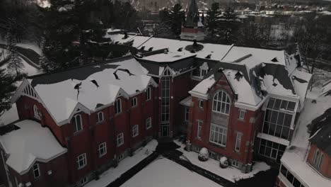 Tranquila-Universidad-De-Obispos-En-Canadá-Durante-El-Invierno--descenso-Aéreo