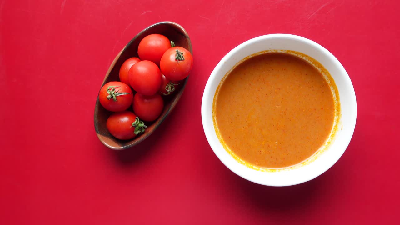 빨간 소스와 토마토