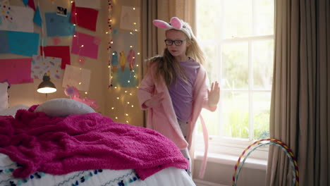 una adolescente feliz bailando en la cama divirtiéndose celebrando un baile divertido disfrutando de la mañana de fin de semana en casa