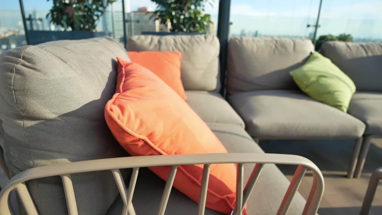 집에서 거실에서 베개와 함께 현대적인 회색 소파 고품질 사진