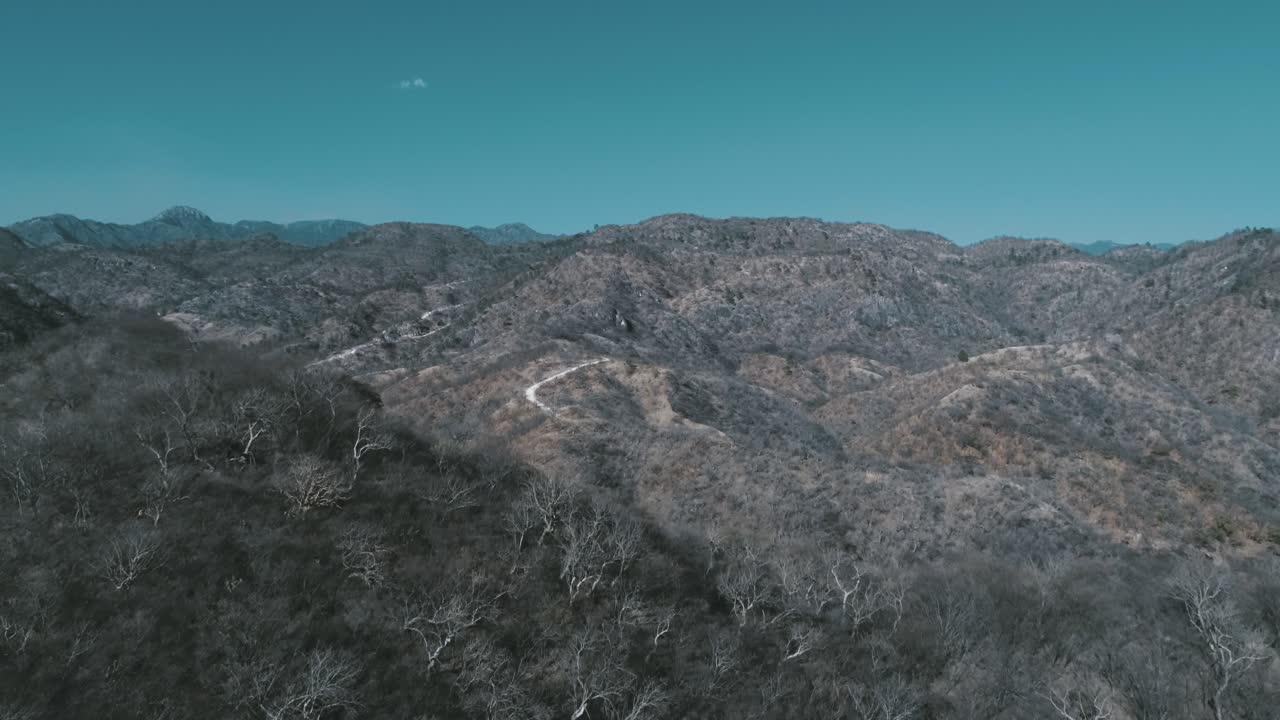 toma aérea de la sierra de sinaloa con un camino rural