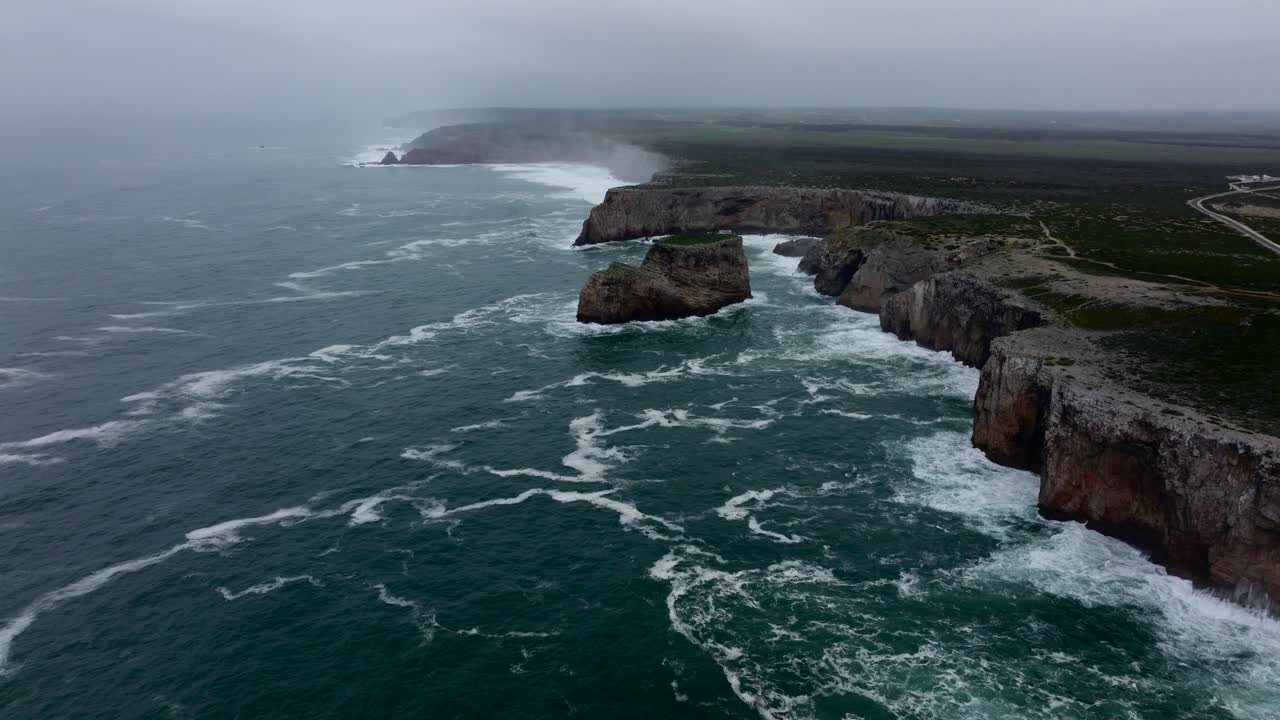 imágenes aéreas de la costa del algarve cuando la tormenta entra en la región, mares agitados