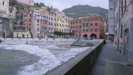 Cámara-Lenta-Panorámica-De-Vernazza,-5-Terre,-Durante-Una-Tormenta-De-Mar