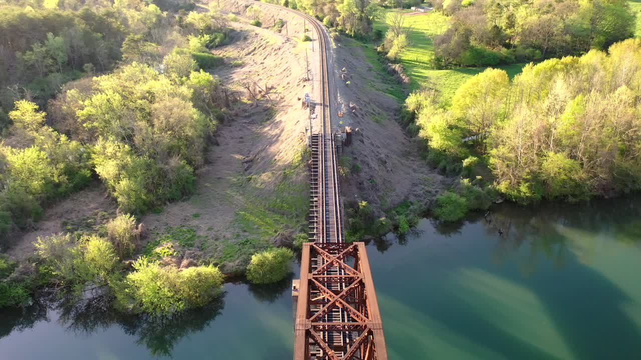 árboles del puente del ferrocarril, puesta de sol y colinas en oak ridge, tennesse