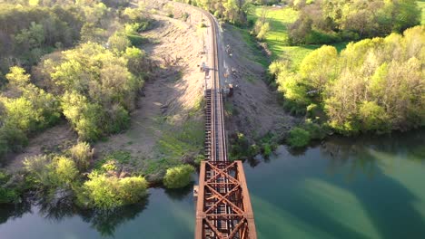 árboles-Del-Puente-Del-Ferrocarril,-Puesta-De-Sol-Y-Colinas-En-Oak-Ridge,-Tennesse