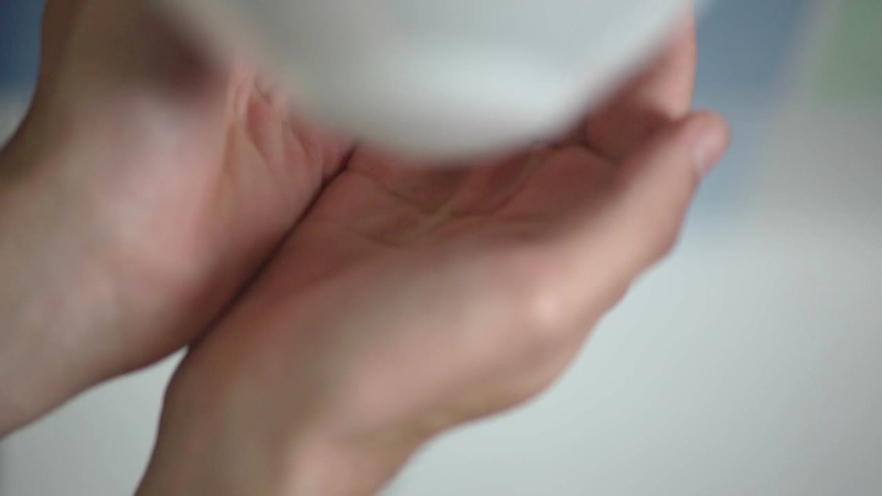 手ですくったハンドクリームのクローズアップ