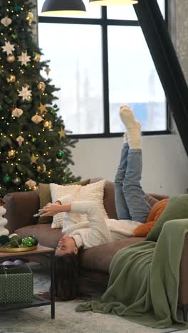 mujer relajándose en un sofá durante navidad
