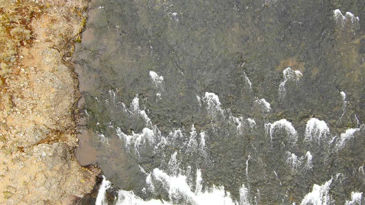vista aérea sobre un río salvaje y una cascada en un hermoso paisaje - islandia