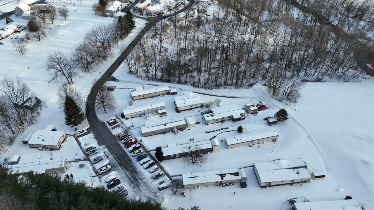 미국의 시골 숲에 있는 트레일러 홈 모바일 하우스는 겨울 눈으로 여 있습니다.
