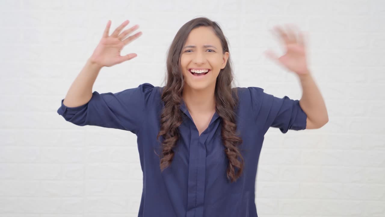 Ragazza indiana entusiasta e gioiosa
