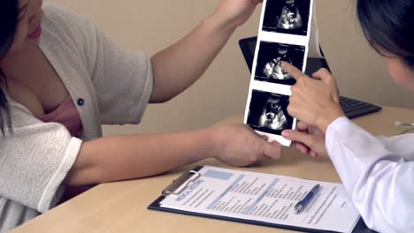 Mujer-Embarazada-Y-Médico-Ginecólogo-En-El-Hospital