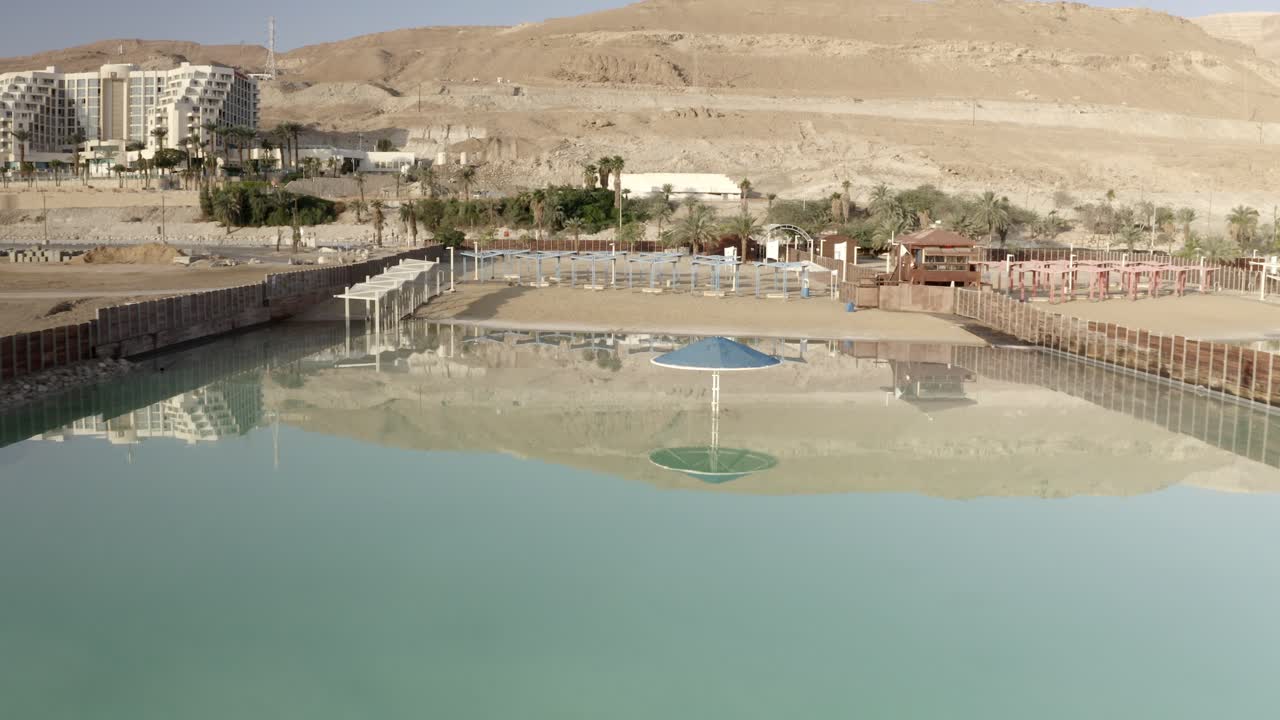 Spiaggia del resort del Mar Morto e piscina a sfioro