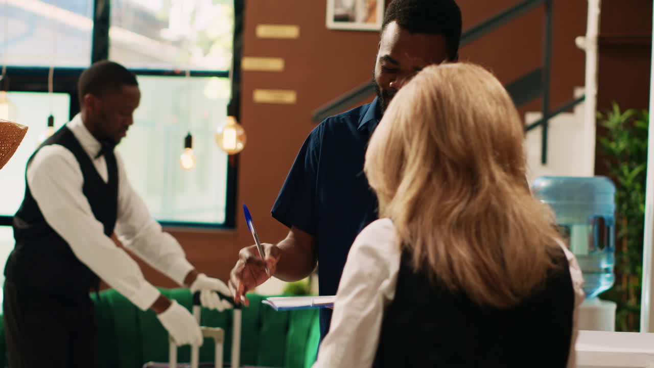 jóvenes que llegan a un complejo tropical