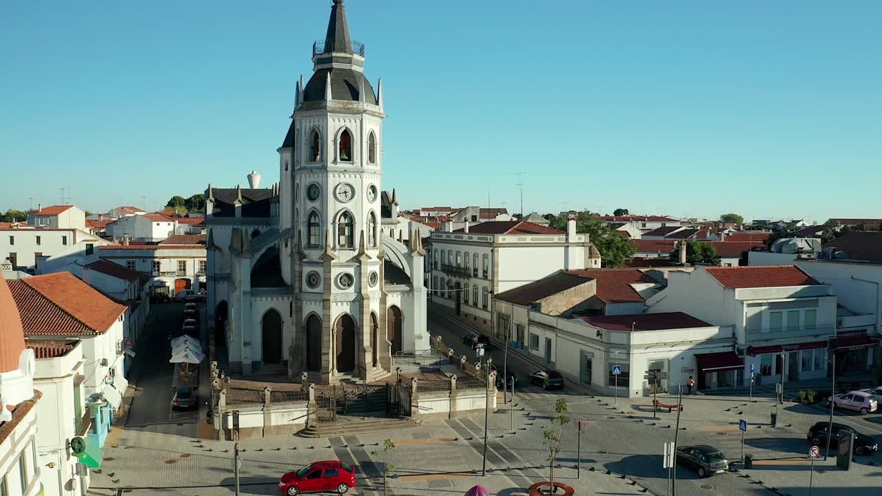 Torre campanaria, orologio e atrio con raggi di sole, Europa