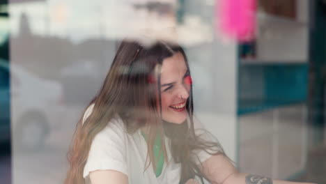 Sonrisa,-Conversación-Y-Mujer-En-Una-Cafetería