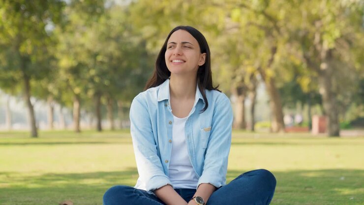 una chica india feliz pensando