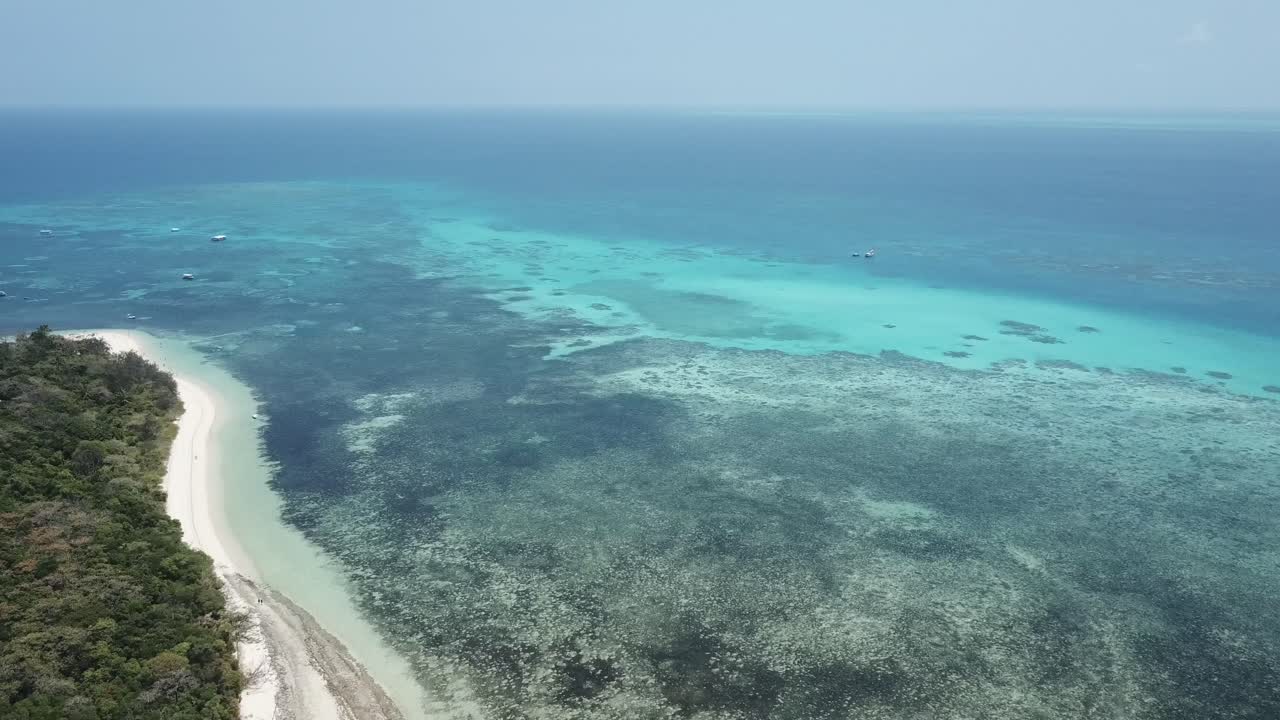 panorámica aérea de drones en la gran barrera de coral y la isla tropical