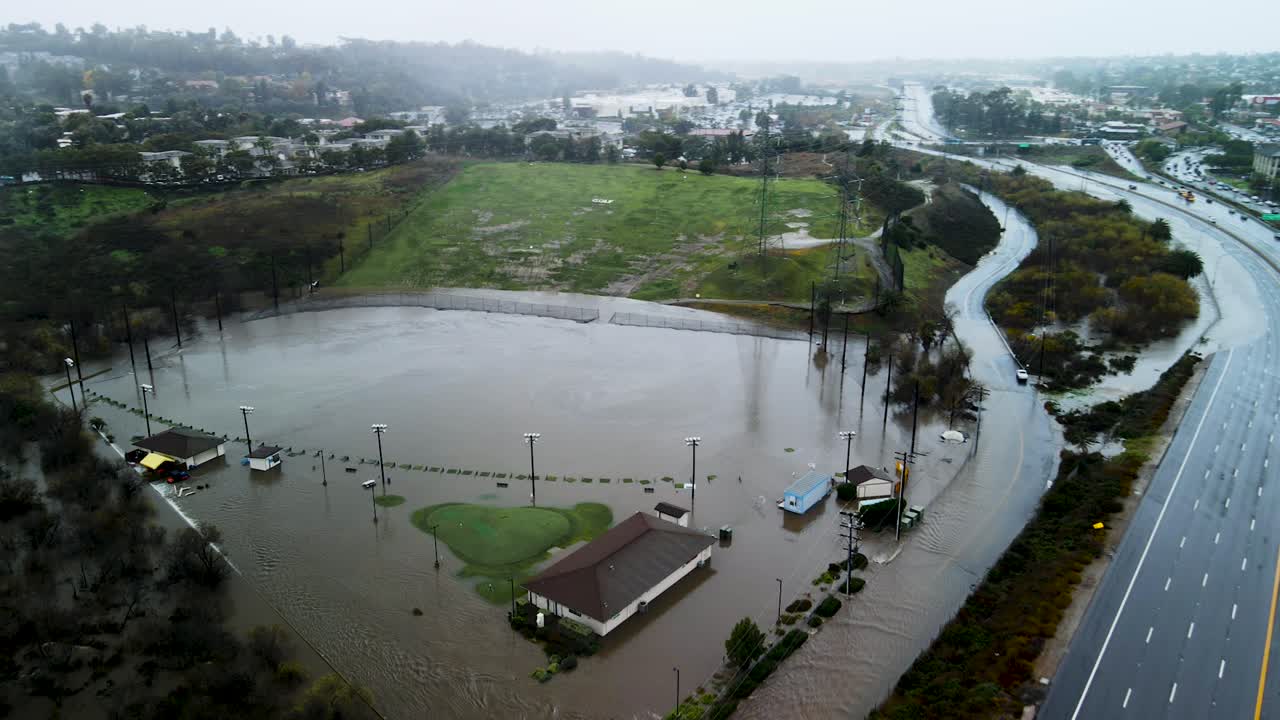 órbita aérea panorámica alrededor del parque comunitario inundado en san diego, california