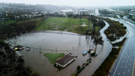 Órbita-Aérea-Panorámica-Alrededor-Del-Parque-Comunitario-Inundado-En-San-Diego,-California