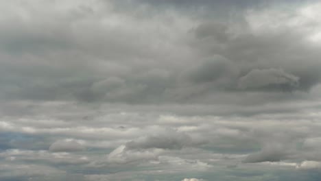 Eine-Zeitrafferaufnahme-Mit-Sich-Bewegenden-Wolken