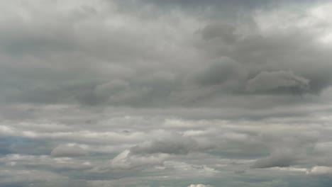 una toma de lapso de tiempo con nubes moviéndose