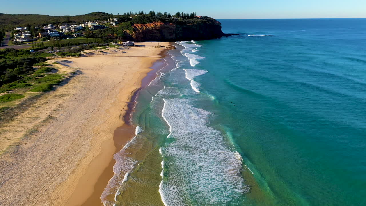 Beeindruckende Drohnenaufnahme von Wellen und Strand am Redhead Beach, Australien