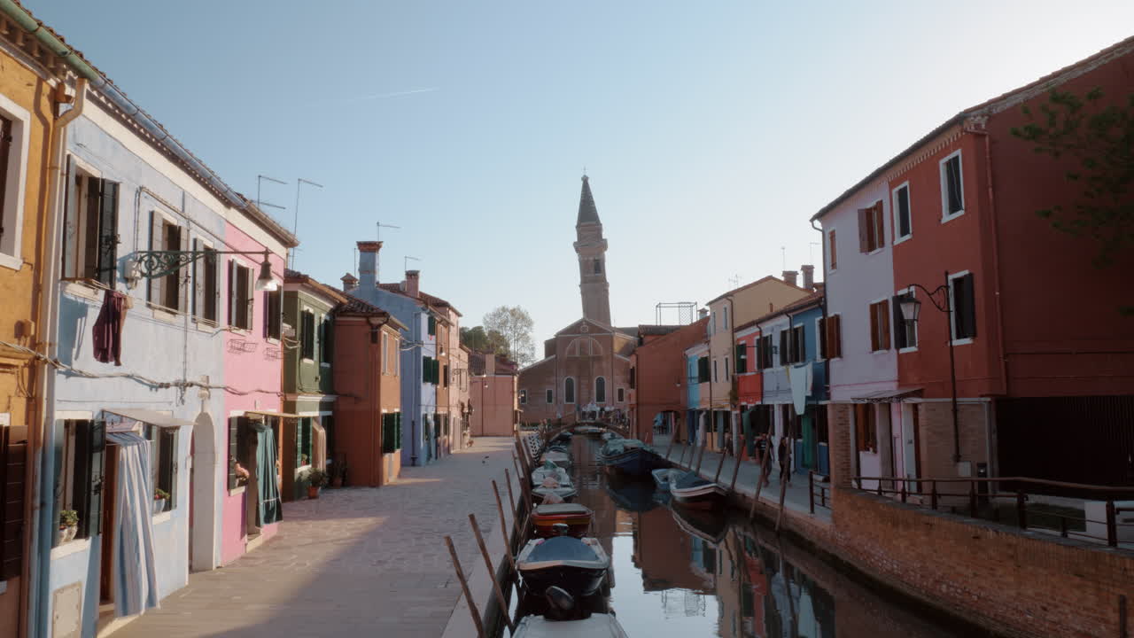 İtalya'daki Burano adası manzarası ve Eğik Çan Kulesi.