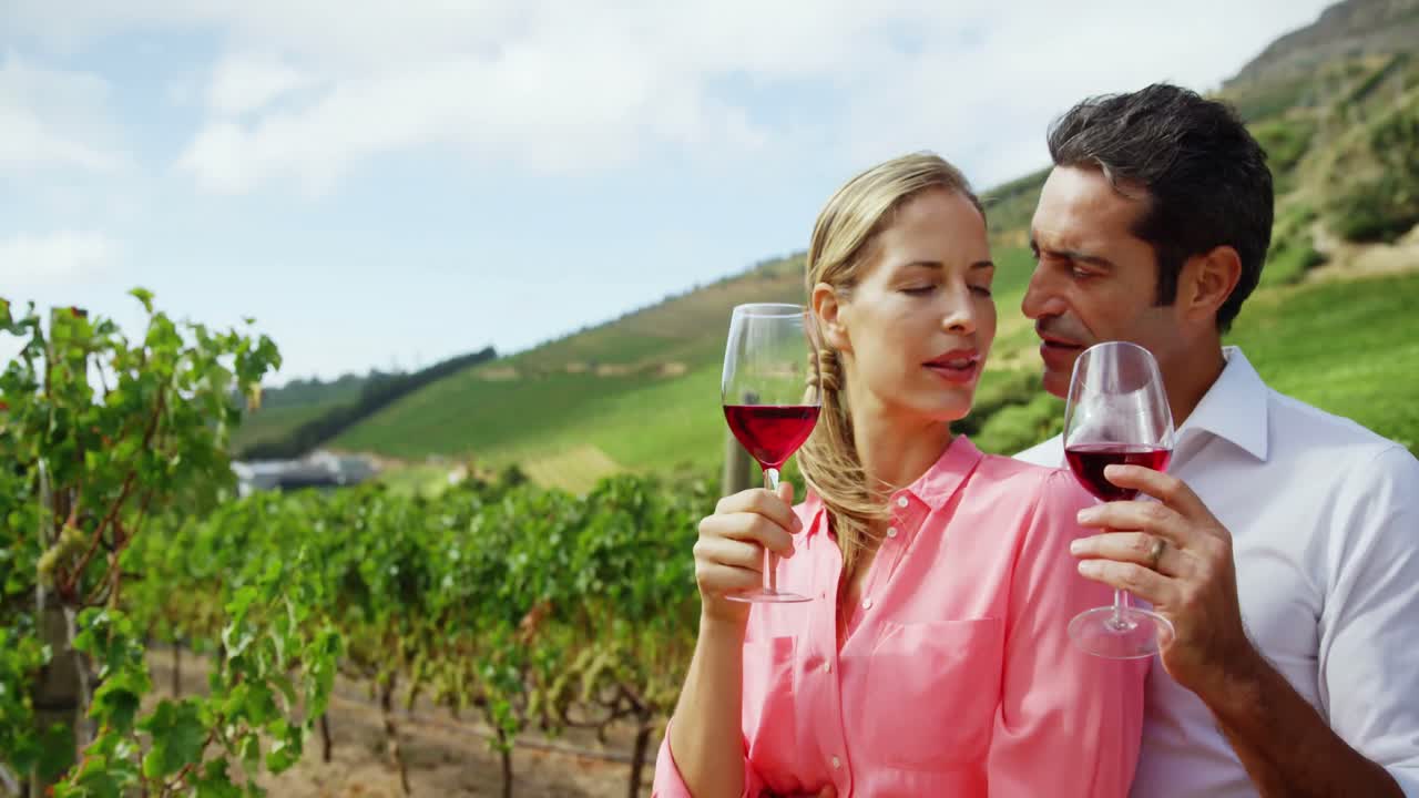 커플이 얘기하고 술을 마시고