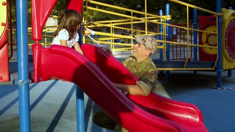 feliz papá militar disfrutando del tiempo con su pequeña hija