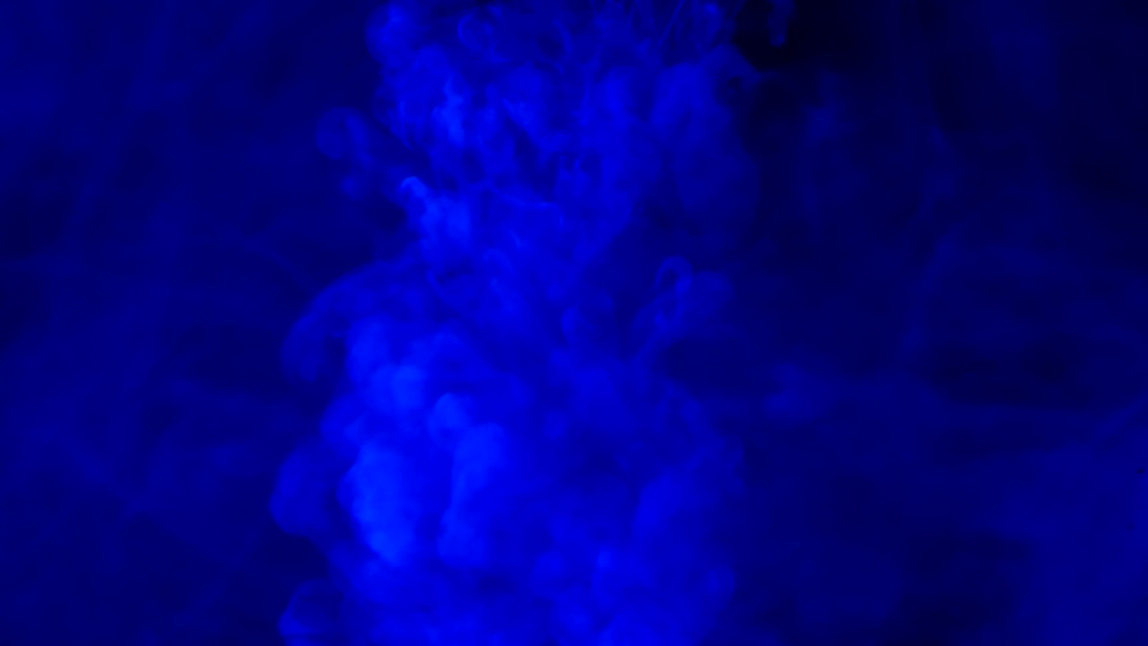 una colisión de nube de gota de tinta azul ahumada para un fondo abstracto oscuro a cámara lenta