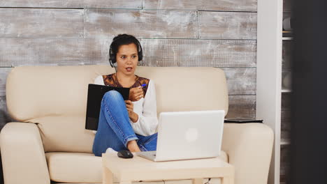 Woman-writing-notes-on-clipboard