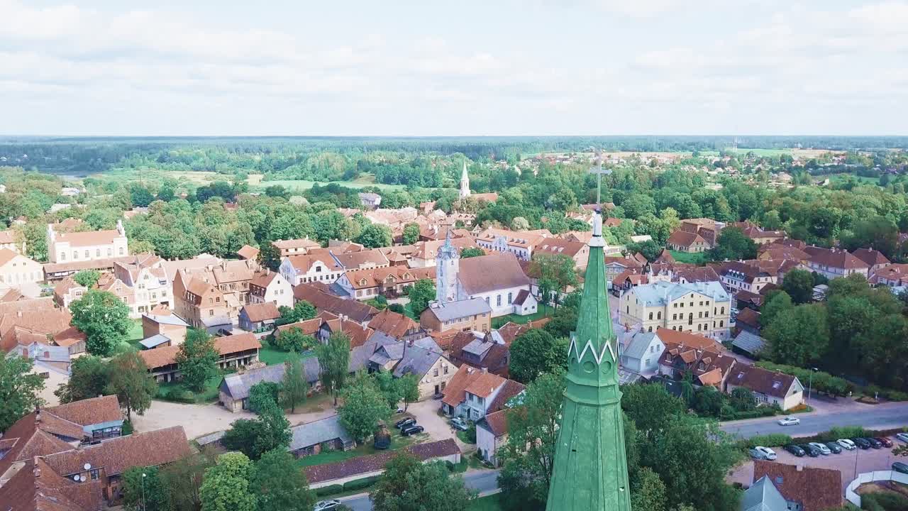 vista aérea de una antigua ciudad escandinava con iglesia revelada