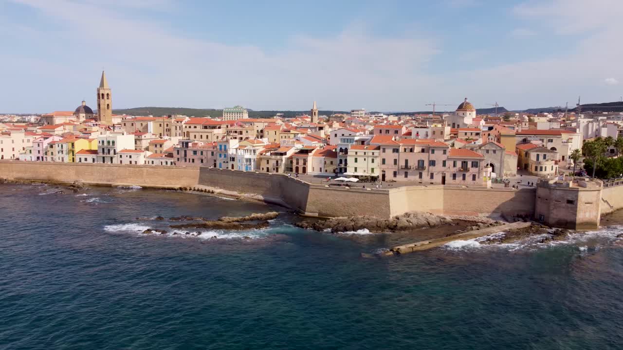 clip en órbita alrededor de los muros del castillo medieval sobre el océano en la ciudad de alghero, cerdeña, italia