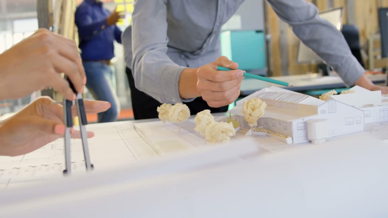 ejecutivos que trabajan en el proyecto y el modelo arquitectónico 4k