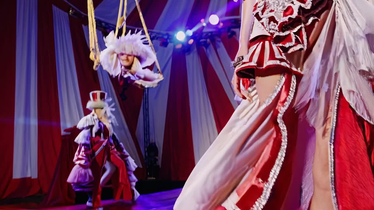 서커스 테마의 패션쇼