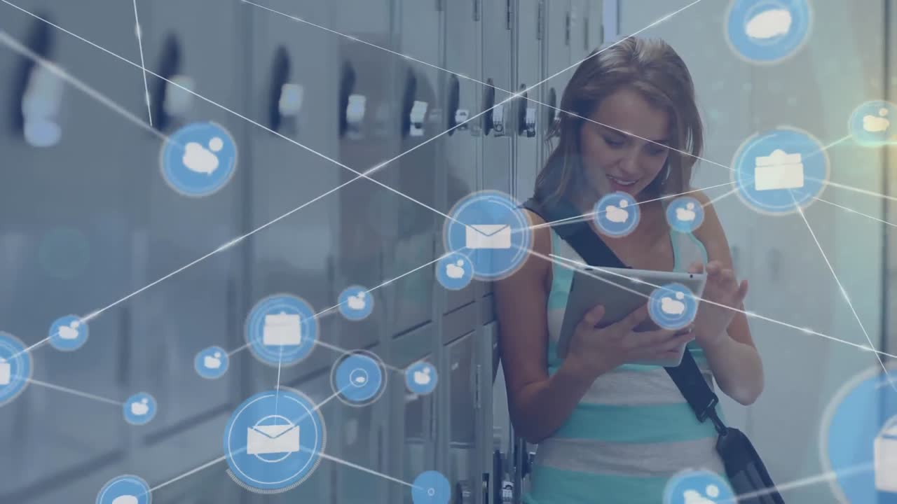 Rete di icone digitali sullo sfondo di una studentessa universitaria caucasica che usa un tablet digitale all'università.