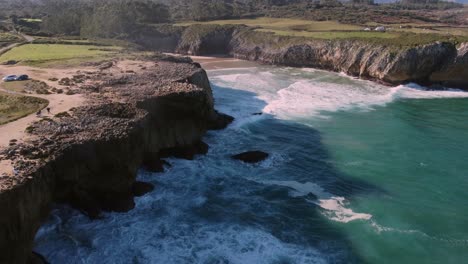 vista aérea de la costa de asturias, españa