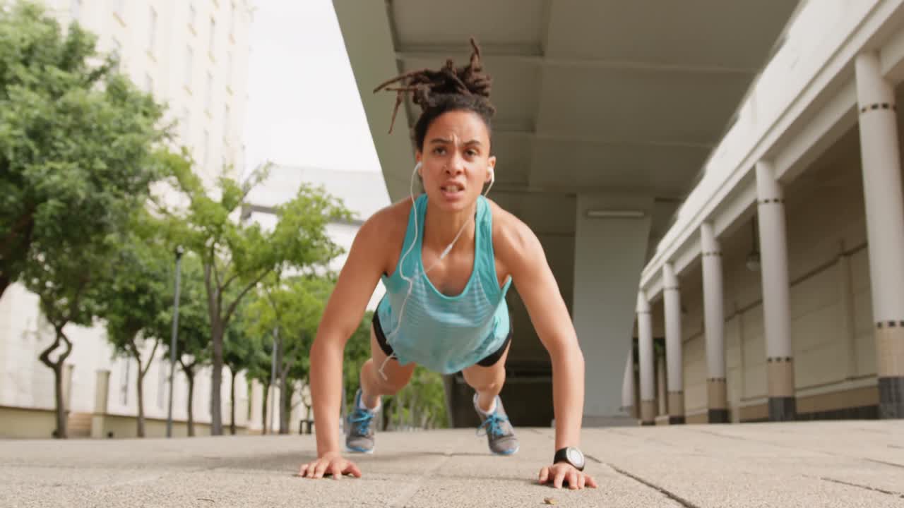vista frontal de una joven mujer afroamericana haciendo ejercicio en la ciudad 4k