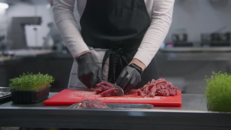 chef preparando carne cruda