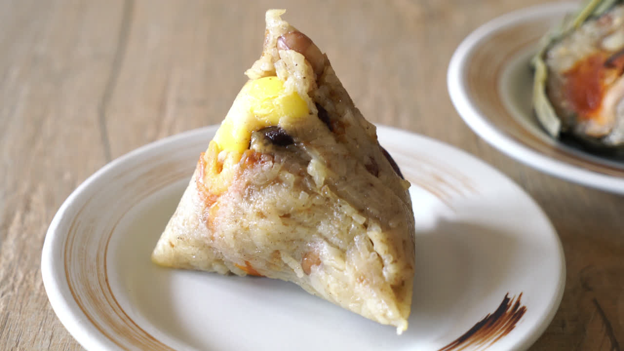 zongzi 또는 찹쌀 만두 - 중국 음식 스타일