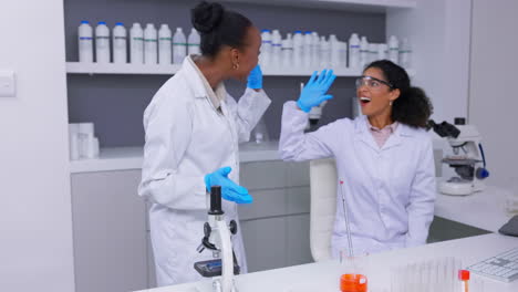 científico, equipo y alto cinco, mujeres y aplausos