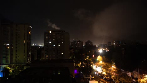 una vista de una tormenta eléctrica desde una ventana de un apartamento