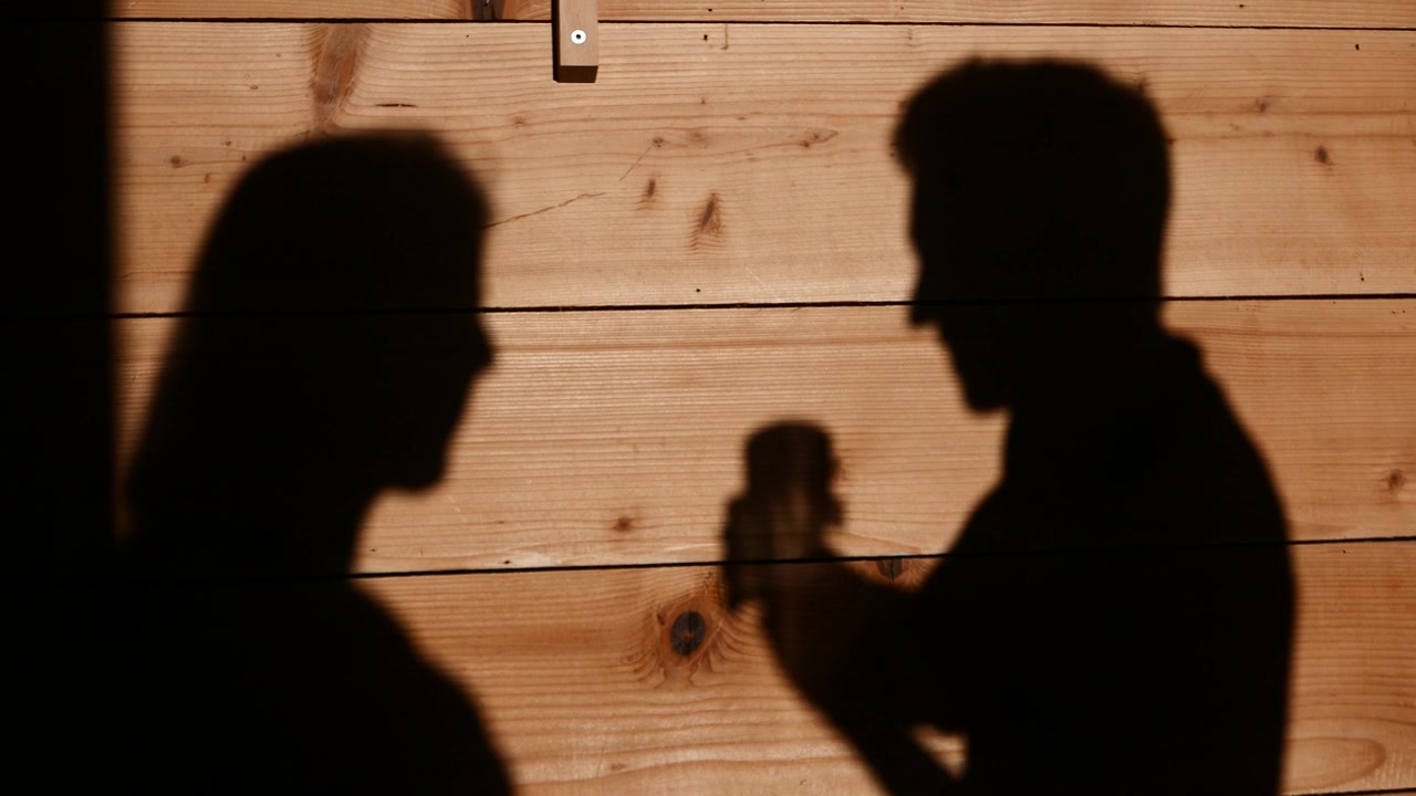 Ombre di una donna e un uomo che parlano