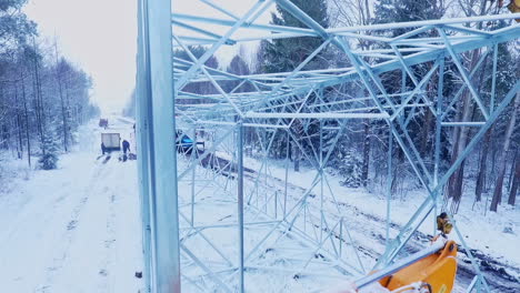 maquinaria pesada trabajando en la instalación eléctrica. torre de alto voltaje caída