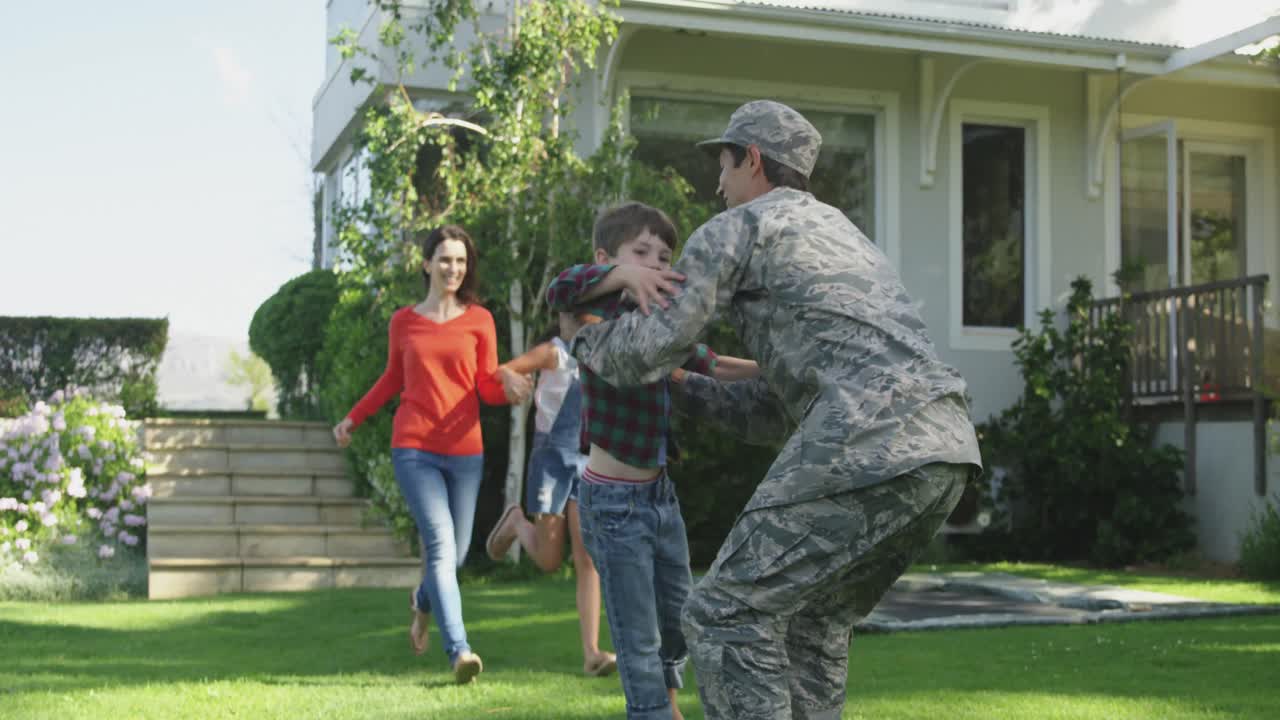 가족 과 함께 하는 군인