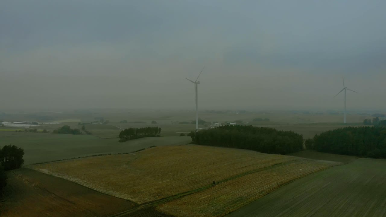 바람 농장에서 안개가 자욱한 아침에 공중 영상, 풍차는 들판에서 함께 가깝습니다.