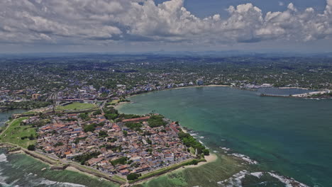 Sobrevuelo-Aéreo-V9-De-Galle-Sri-Lanka-Sobre-La-Costa-Rocosa-Que-Captura-El-Fuerte-Histórico,-La-Playa-De-La-Península,-El-Paisaje-Urbano-Del-Centro,-El-Puerto-Deportivo-Y-El-Faro-Rodeado-De-Vistas-Al-Océano---Filmado-Con-Cine-Mavic-3---Abril-De-2023